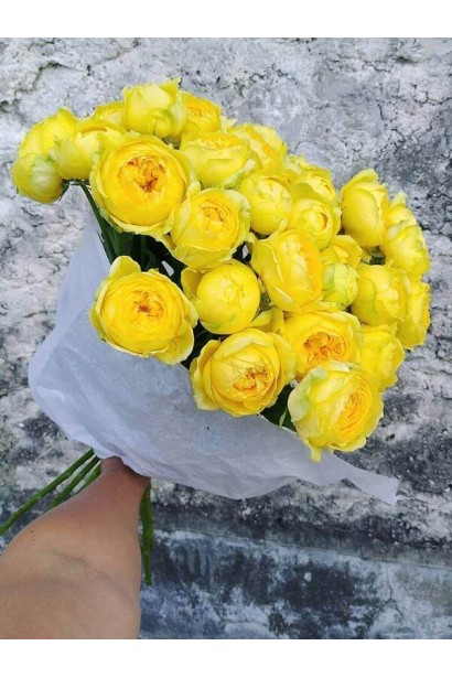 Жовта чайно-гібридна троянда Каталіна у букеті